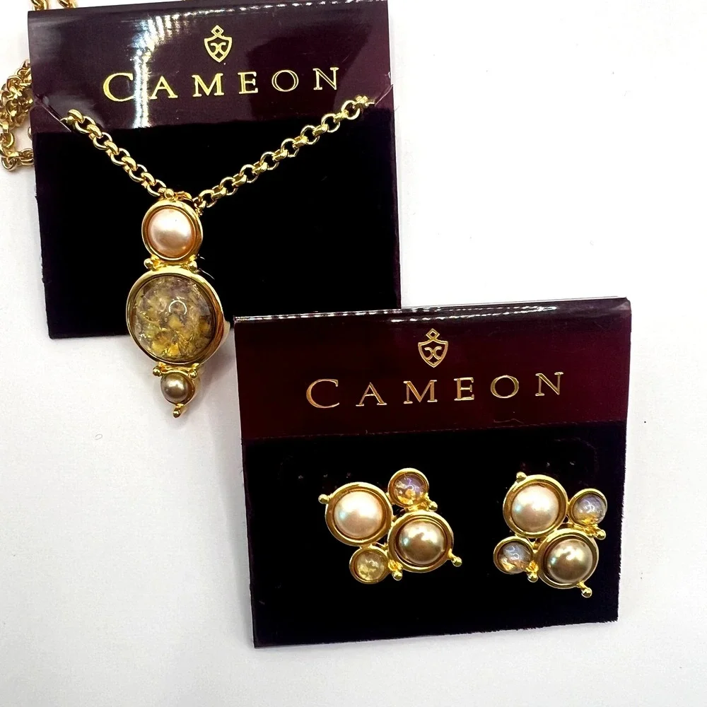 Vintage Cameon‎ Necklace & Earring Set NOS Gold Tone Faux Pearl Glass Cabochon